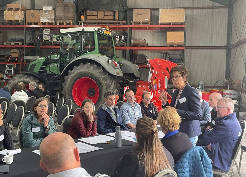 Boeren, beleidsmakers en onderzoekers bij de velddag van het PAVEx project