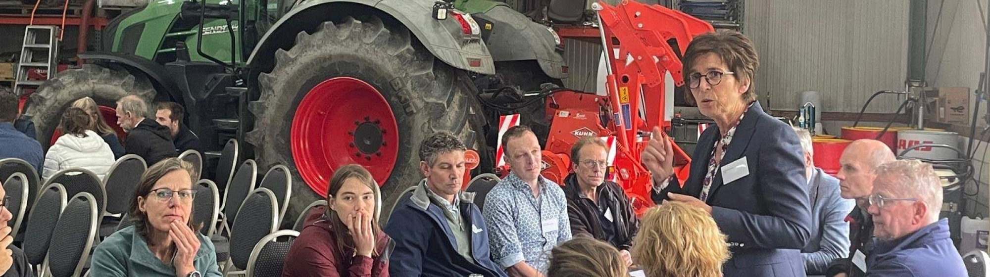 Boeren, beleidsmakers en onderzoekers bij de velddag van het PAVEx project