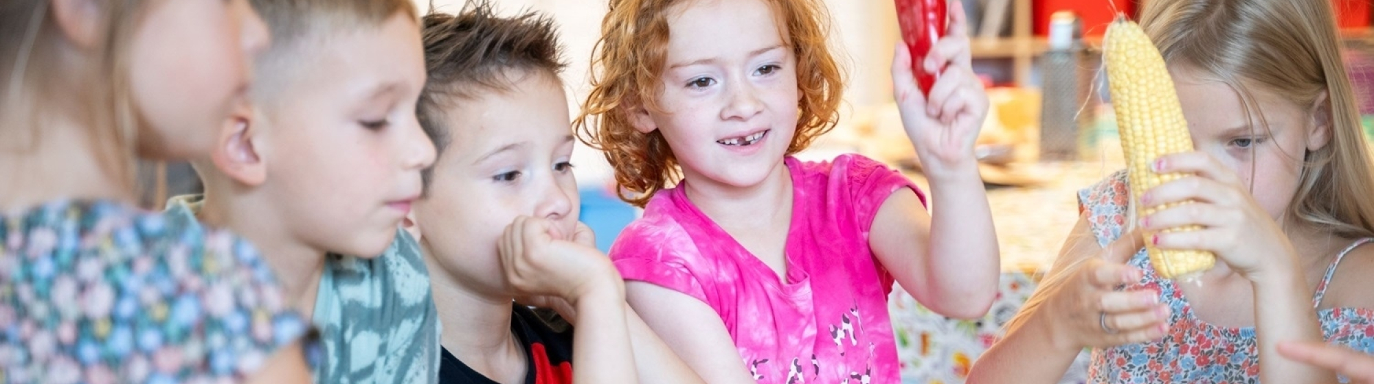 Vij kinderen aan tafel leren over groenten