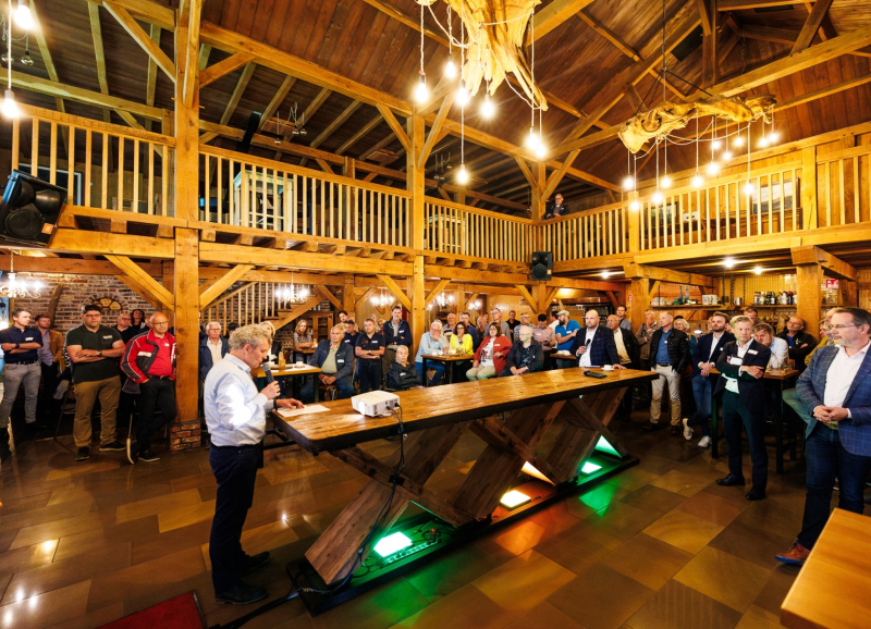 Sprekers van Zomerpeelcafé 2024 rond een tafel met publiek eromheen