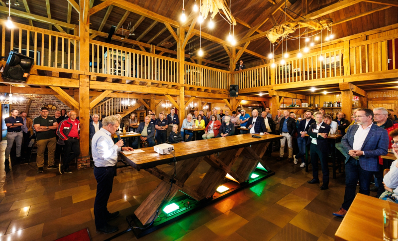 Sprekers van Zomerpeelcafé 2024 rond een tafel met publiek eromheen