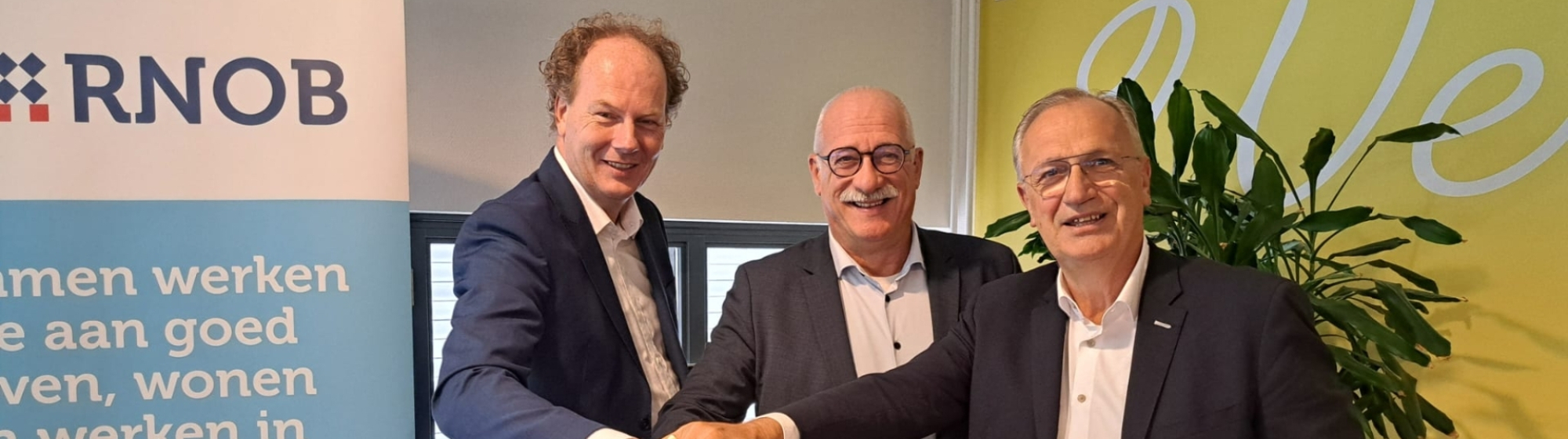 Drie directeuren en bestuurders uit de regio geven elkaar de hand