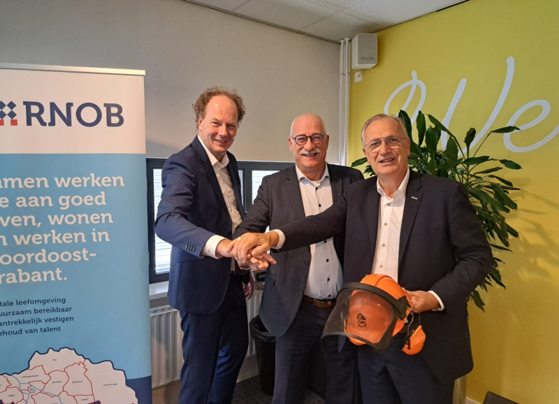 Drie directeuren en bestuurders uit de regio geven elkaar de hand