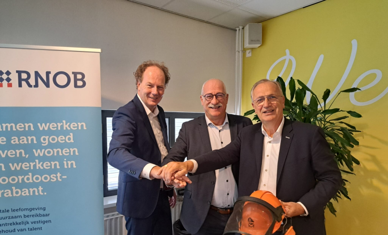 Drie directeuren en bestuurders uit de regio geven elkaar de hand