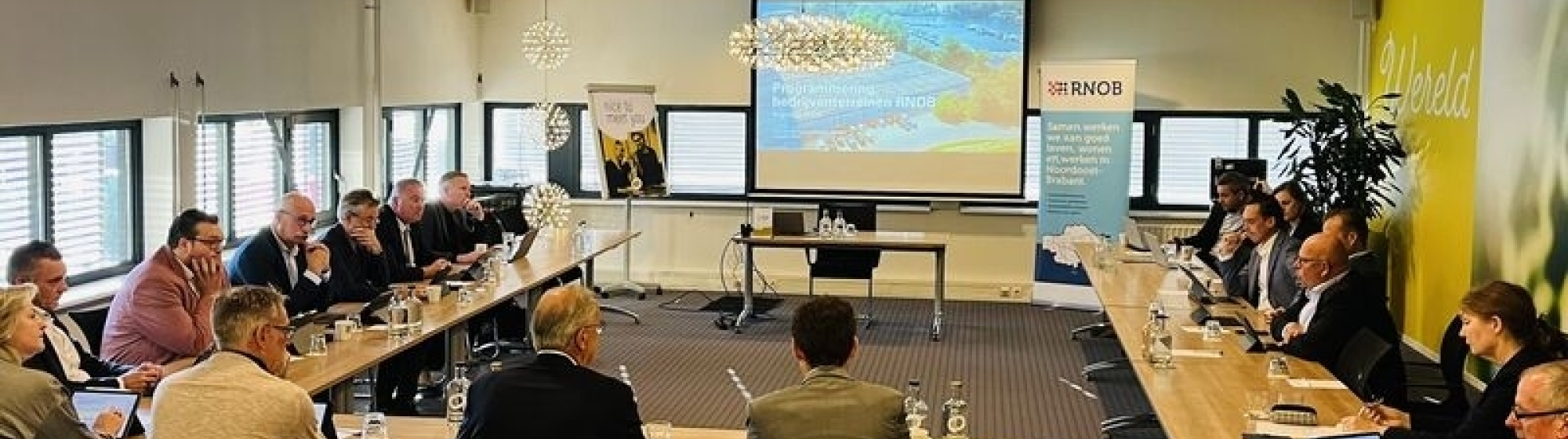 Bestuurders uit de regio met elkaar in overleg tijdens de bestuurlijke Regiodag