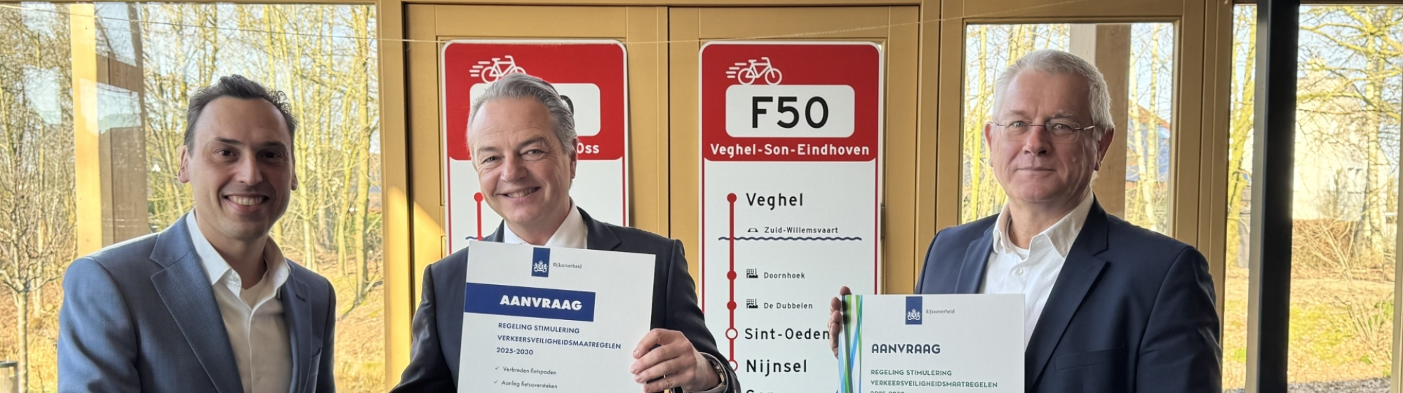 Gedupteerde Stijn Smeulders, minister Barry Madlener en wethouder Jan van Burgsteden geven elkaar een feestelijke handdruk vanwege een bijdrage uit de regeling Investeringsimpuls