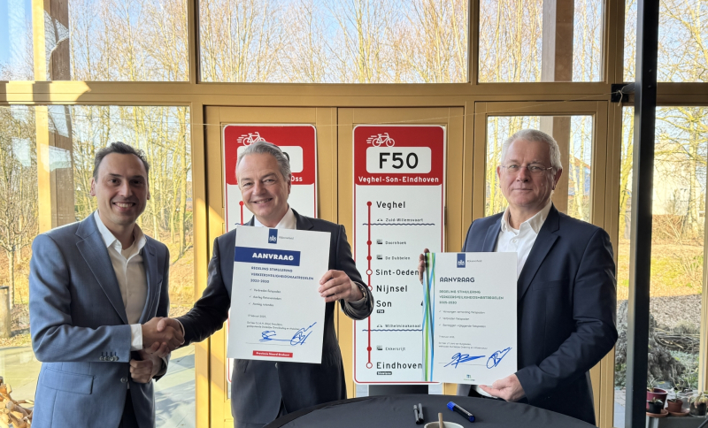 Gedupteerde Stijn Smeulders, minister Barry Madlener en wethouder Jan van Burgsteden geven elkaar een feestelijke handdruk vanwege een bijdrage uit de regeling Investeringsimpuls