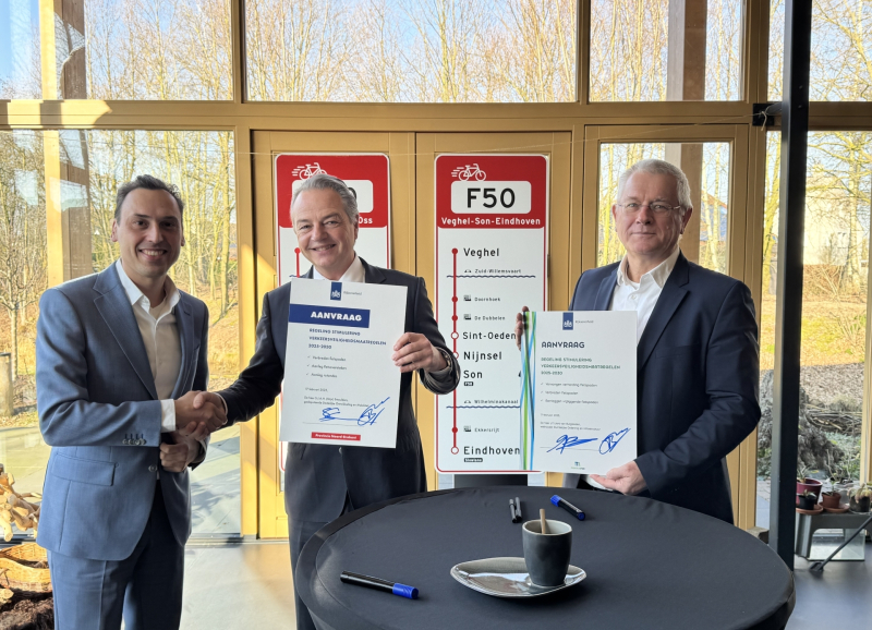 Gedupteerde Stijn Smeulders, minister Barry Madlener en wethouder Jan van Burgsteden geven elkaar een feestelijke handdruk vanwege een bijdrage uit de regeling Investeringsimpuls