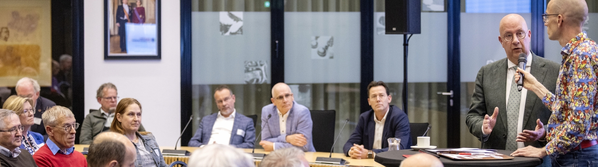 Bestuurders en raadsleden uit de regio met elkaar in gesprek