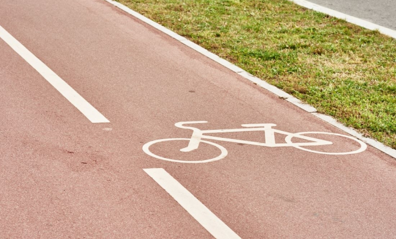 Closeup van een roze fietspad