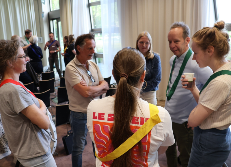 Deelnemers van de Hittedialoog met elkaar in gesprek