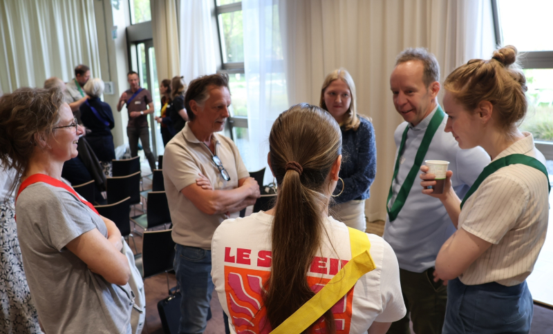 Deelnemers van de Hittedialoog met elkaar in gesprek