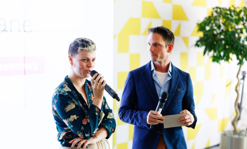 Moderator van de kickoff in gesprek met een startende onderneemster