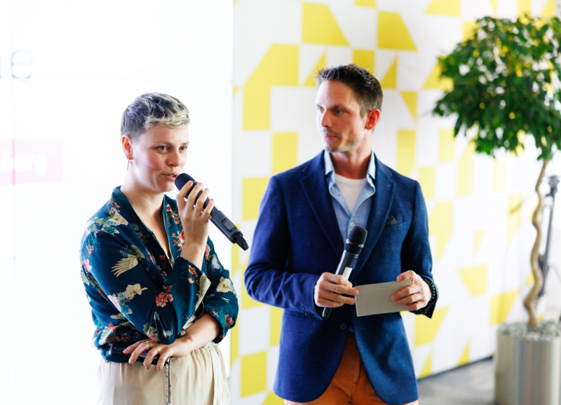 Moderator van de kickoff in gesprek met een startende onderneemster