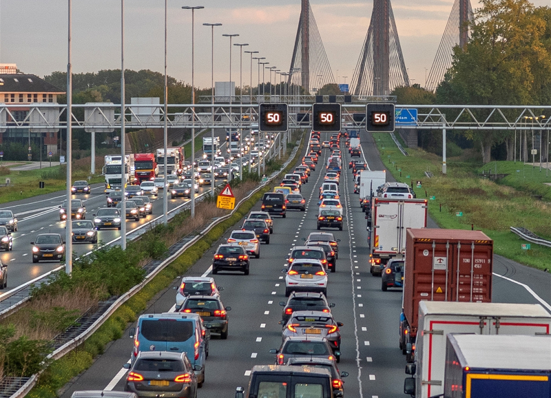 Druke file op de weg