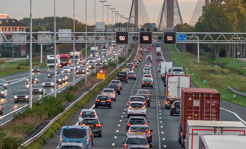 Druke file op de weg