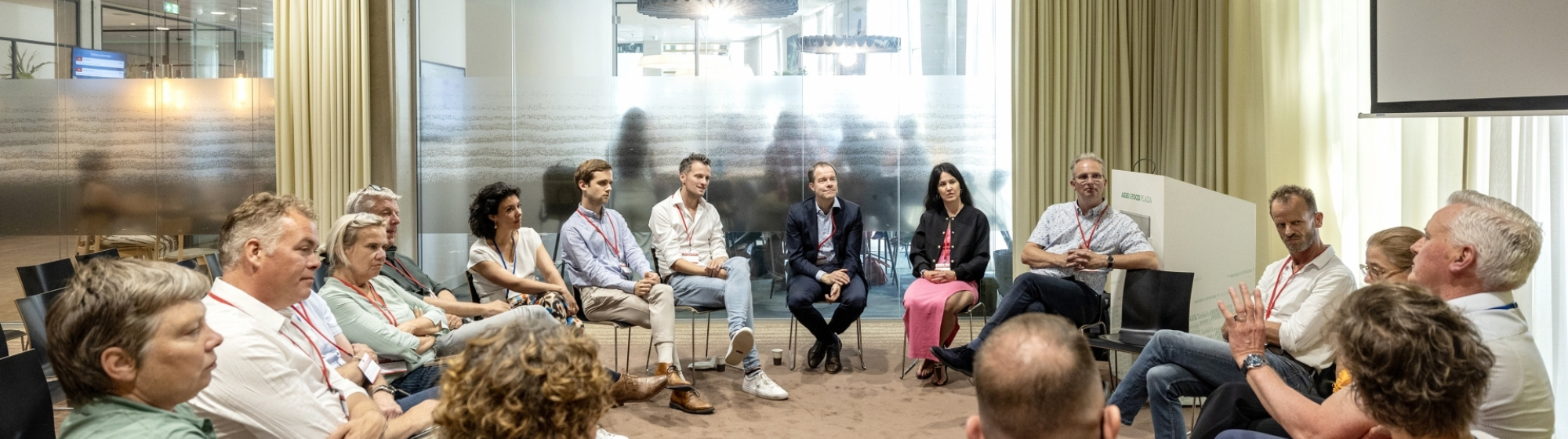 Ambtenaren uit heel Nederland met elkaar in gesprek tijdens de Ambtelijke Dag van de Regio's