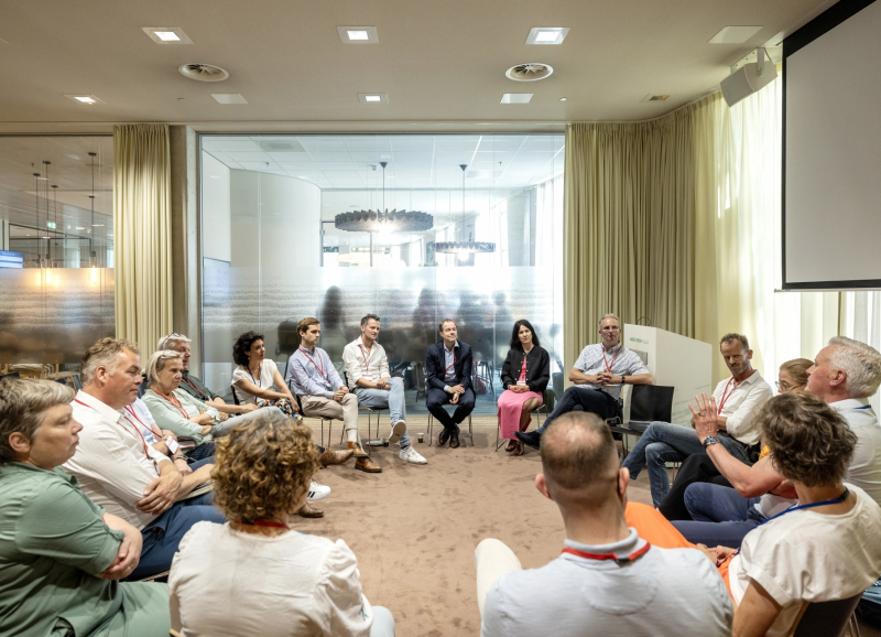 Ambtenaren uit heel Nederland met elkaar in gesprek tijdens de Ambtelijke Dag van de Regio's