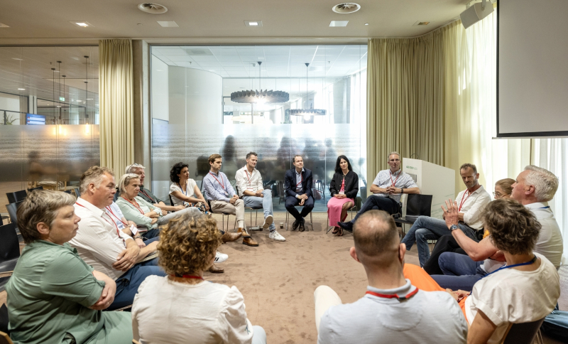 Ambtenaren uit heel Nederland met elkaar in gesprek tijdens de Ambtelijke Dag van de Regio's
