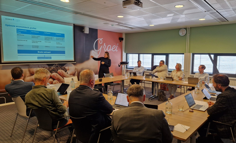 Wethouders uit Noordoost-Brabant luisteren naar een presentatie