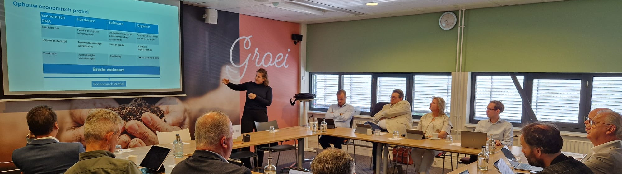 Wethouders uit Noordoost-Brabant luisteren naar een presentatie