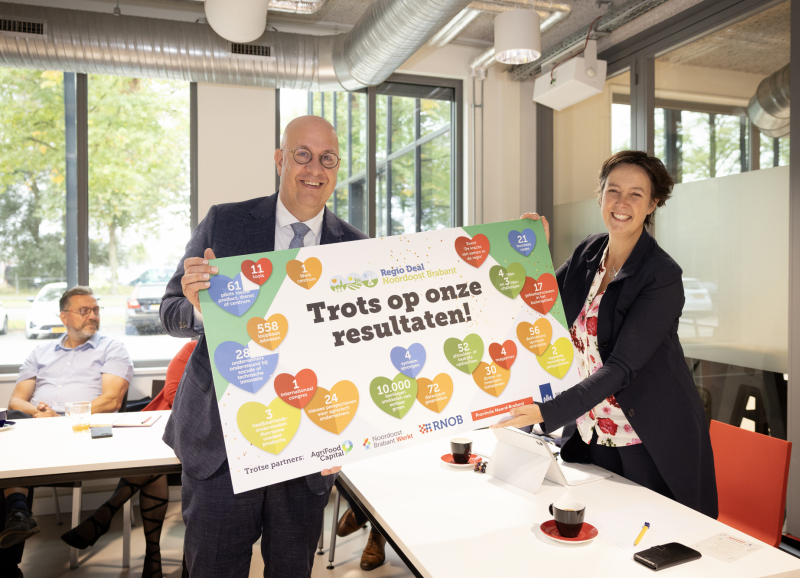 Jack Mikkers, voorzitter Regio Deal, overhandigt de resultaten van de Regio Deal aan Natalie Burgers van BZK