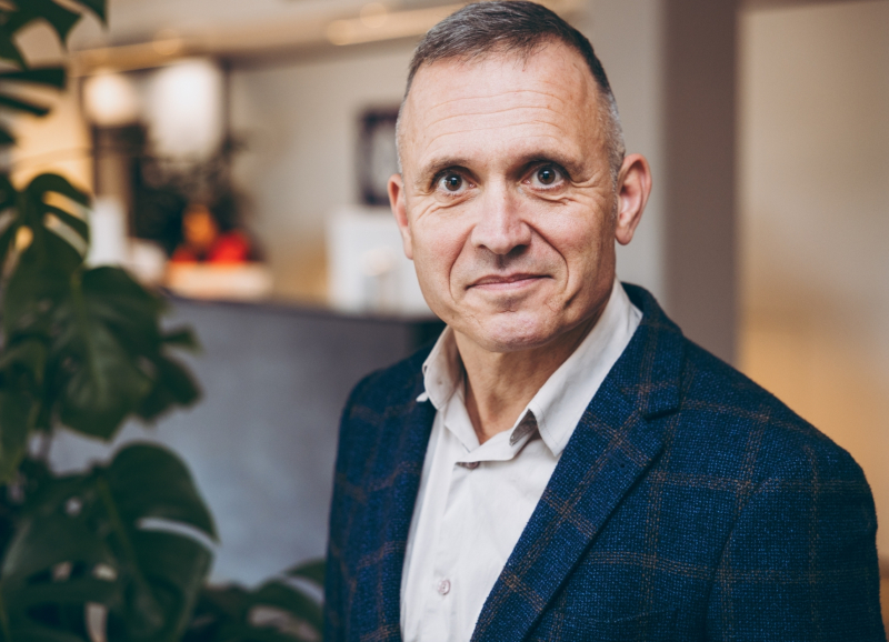 Protretfoto van Marcel Boogers, bijzonder hoogleraar democratie en transitie aan de Universiteit Utrecht en adviseur bij Necker