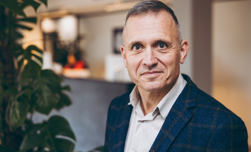 Protretfoto van Marcel Boogers, bijzonder hoogleraar democratie en transitie aan de Universiteit Utrecht en adviseur bij Necker