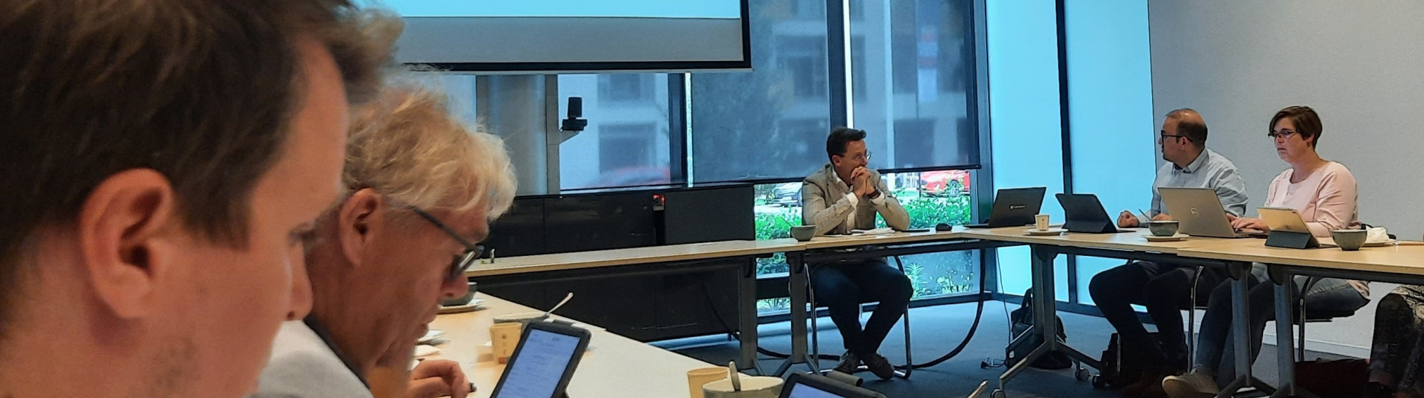 Raadsleden van de klankbordgroep met elkaar in gesprek aan tafel