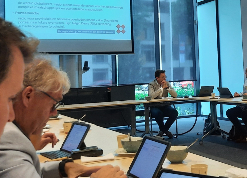 Raadsleden van de klankbordgroep met elkaar in gesprek aan tafel