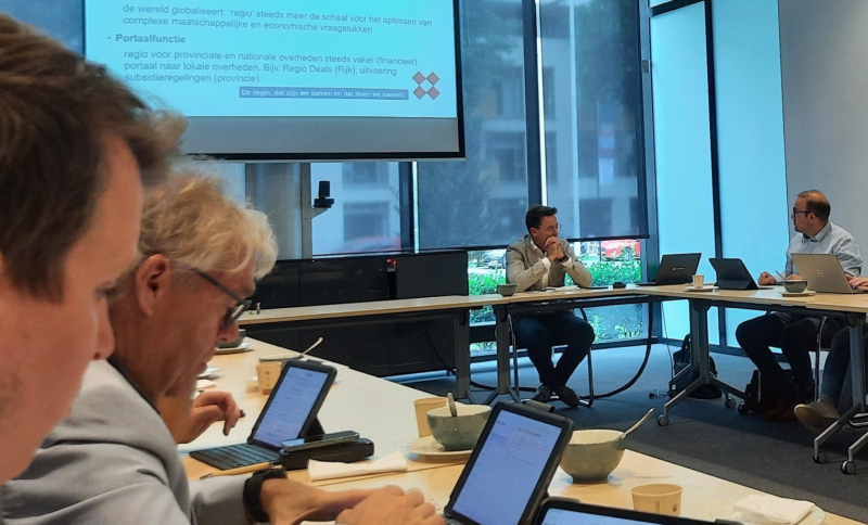 Raadsleden van de klankbordgroep met elkaar in gesprek aan tafel