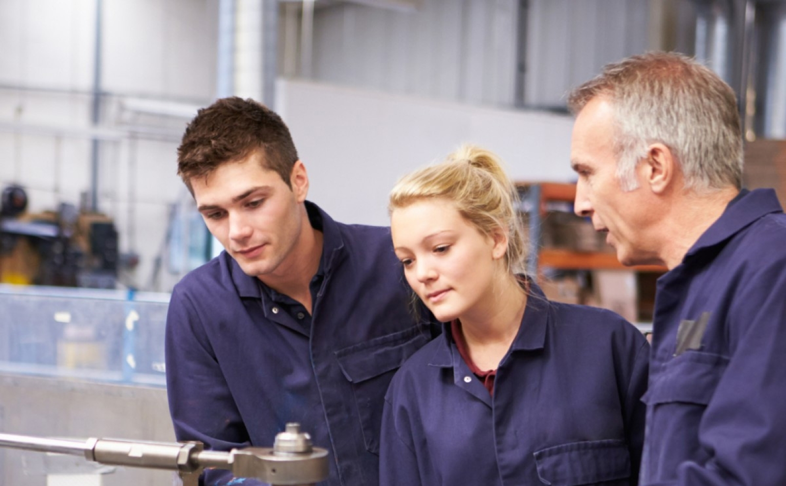 werknemers aan het werk bij machine