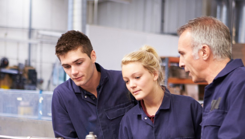 werknemers aan het werk bij machine