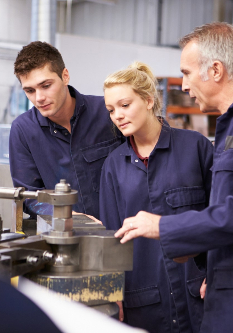 werknemers aan het werk bij machine