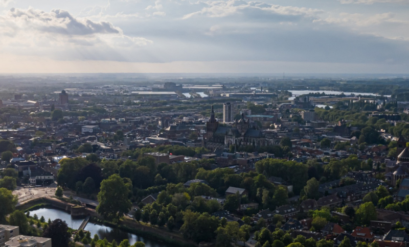 Foto van Den Bosch van bovenaf met huizen, werklocaties, Sint Jan en het provinciehuis