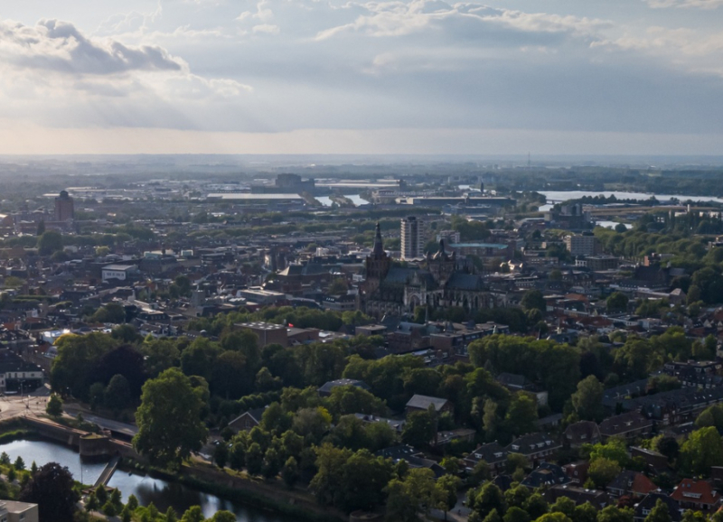 Foto van Den Bosch van bovenaf met huizen, werklocaties, Sint Jan en het provinciehuis