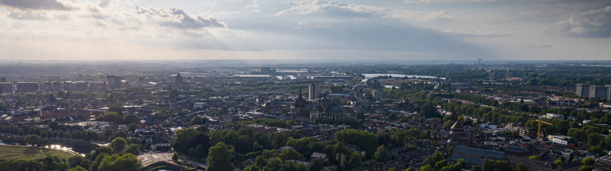 Foto van Den Bosch van bovenaf met huizen, werklocaties, Sint Jan en het provinciehuis