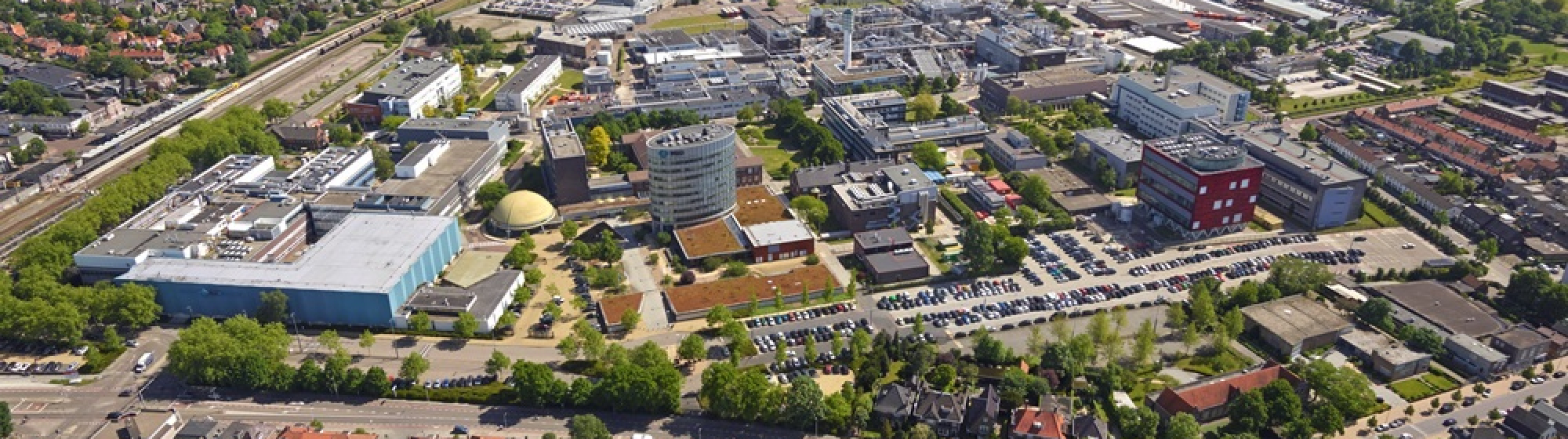 Foto van bedrijventerrein Pivot Park in Oss van bovenaf met bedrijven, bomen en wegen