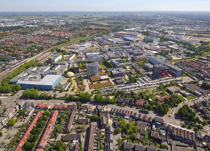 Foto van bedrijventerrein Pivot Park in Oss van bovenaf met bedrijven, bomen en wegen