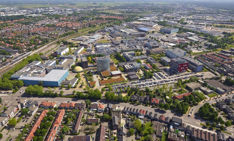 Foto van bedrijventerrein Pivot Park in Oss van bovenaf met bedrijven, bomen en wegen