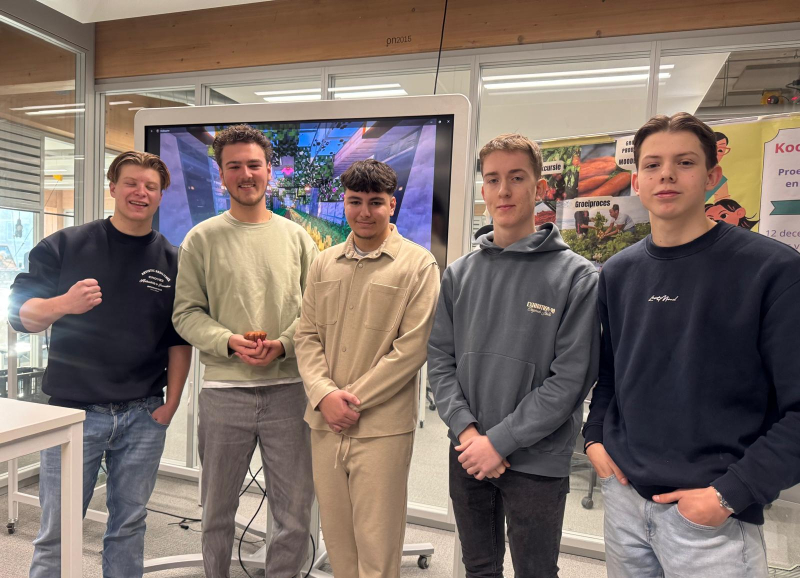 Vijf jonge studenten presenteren voedselprojecten en duurzaamheidsideeën tijdens een bijeenkomst van Het Talent Atelier.