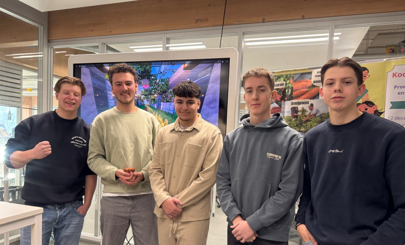 Vijf jonge studenten presenteren voedselprojecten en duurzaamheidsideeën tijdens een bijeenkomst van Het Talent Atelier.